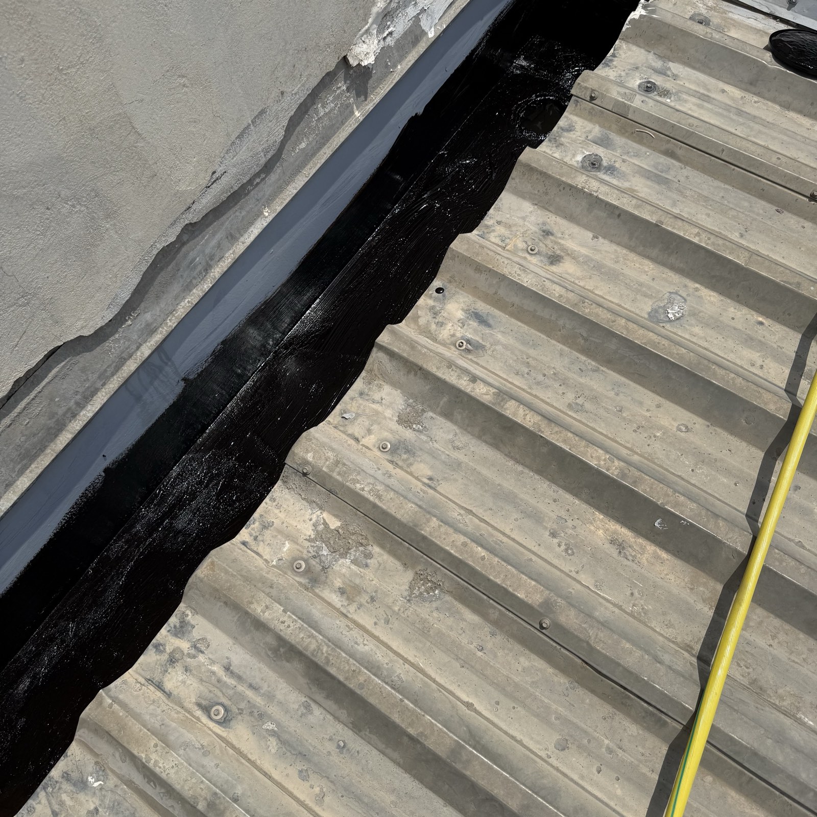 Rubberised bitumen reinforcement applied along the drainage valley